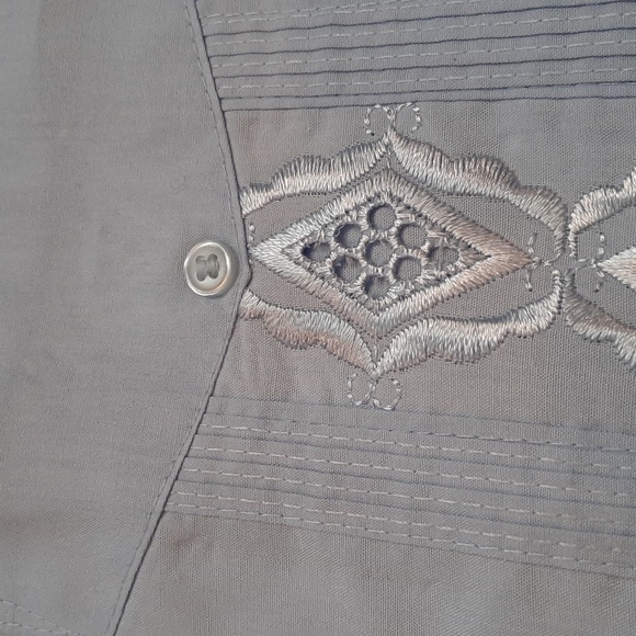 Chic Elegant Cuban Guaybera Shirt - Picture 2 of 3